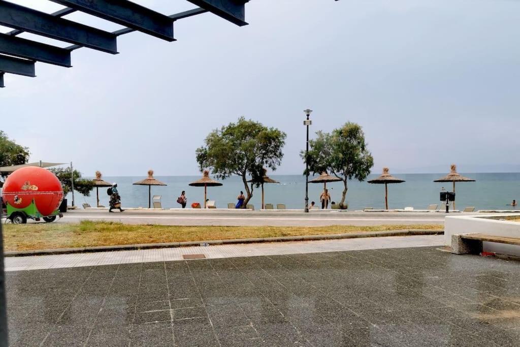 Apartment With 3 Rooms Just 1 Min From The Beach And Free Public Parking Peraía Eksteriør bilde